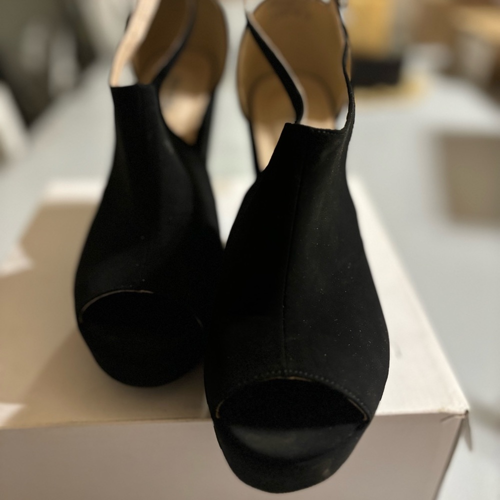 Ankle strapping open toe platform wedges